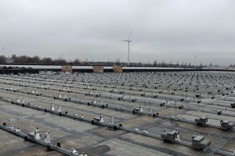 bitumen-dak-met-frames-zonnepanelen