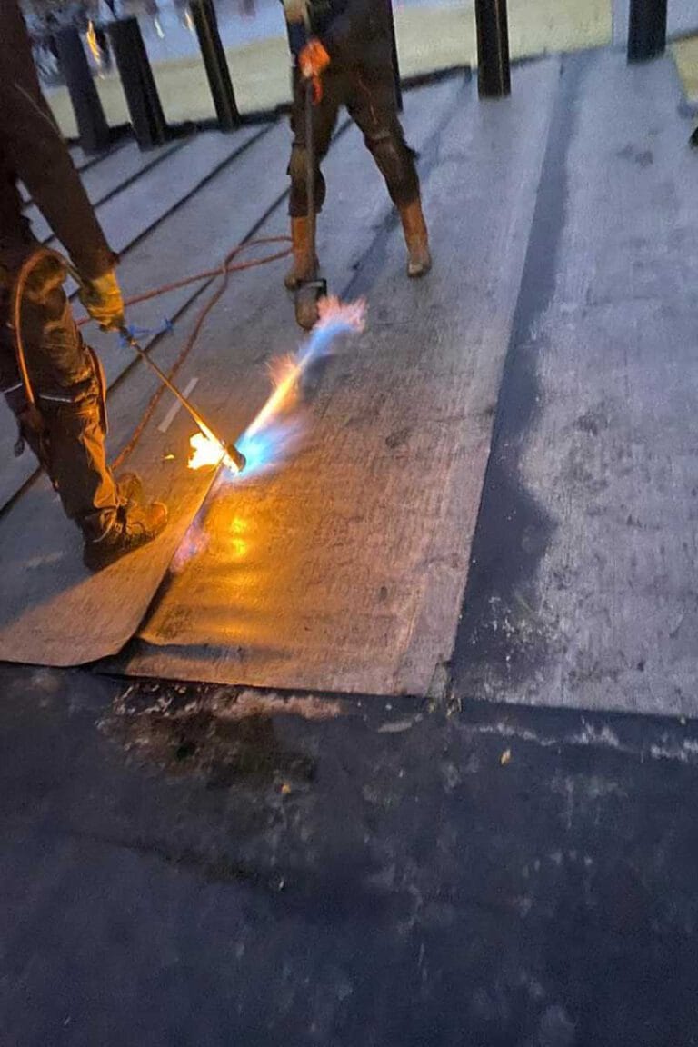 _bitumen-dak-rollen-aan-het-branden-in-de-avond-